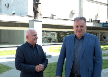 Adžić i Arlov obišli statuu Nikole Tesle