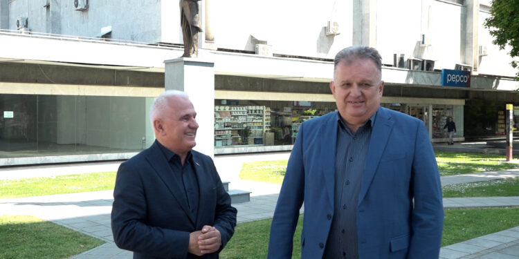 Adžić i Arlov obišli statuu Nikole Tesle