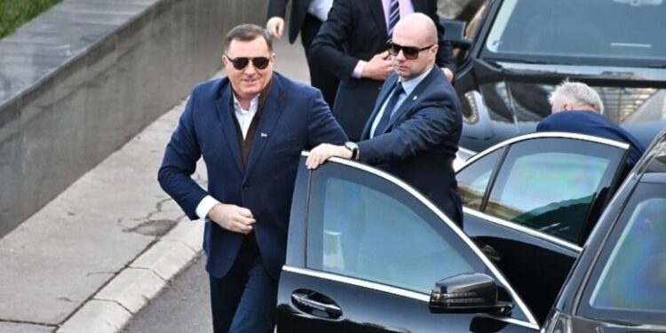 I bez funkcije Dodik ima predsjednički tretman: Kolone vozila i potpuna obustava saobraćaja