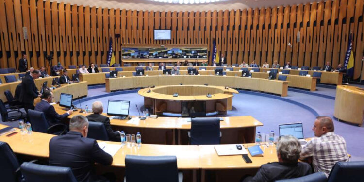 Političke igre: Dok se sjednice ruše, građani ispaštaju – radnik jedva preživljava, a oni koji imaju, imaju još više