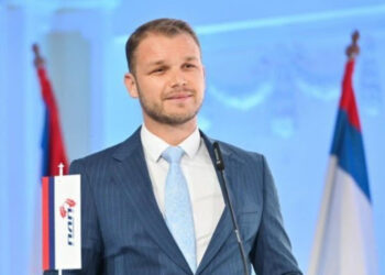 Stanivuković poklonio stan djeci stradalih sveštenika i popadije iz Dervente