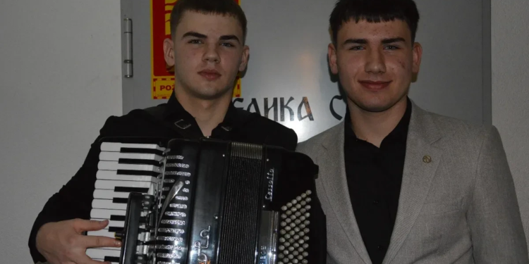 Braća Raca kucaju na vrata estrade: Dimitrije i Damjan  talenti koji dolaze