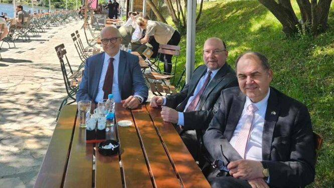 Od Dodika ni glasa: Christian Schmidt uživao na Vrbasu u Banja Luci