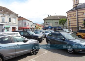 Nevjerovatni prizori iz Gradiške: Grad pod okupacijom vozila i putnika (FOTO)
