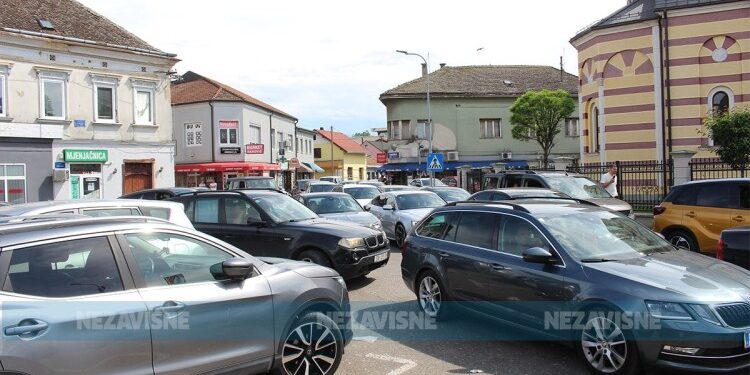 Nevjerovatni prizori iz Gradiške: Grad pod okupacijom vozila i putnika (FOTO)