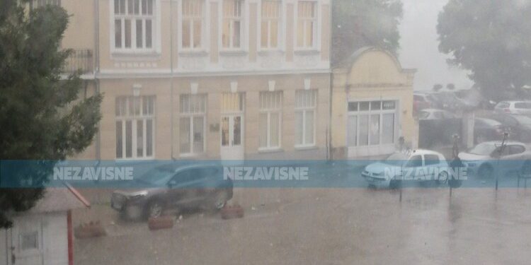 Olujno nevrijeme pogodilo Gradišku i okolinu, pričinjena velika šteta