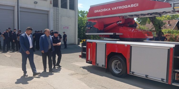 Vatrogasna jedinica u Gradišci dobila auto-ljestve vrijedne 2,3 miliona KM