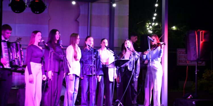 Na ljetnoj pozornici Zavičajnog muzeja u Gradišci održan je koncert Muzičke grupe Gimnazije Gradiška.