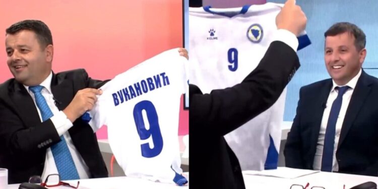 Hurtić poklonio Vukanoviću dres reprezentacije BiH: “Kad odrasteš, dobit ćeš veliki dres”