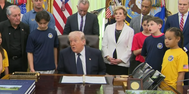 Trump okružen djecom: “Luđaci u Iranu neće imati nuklearno oružje”