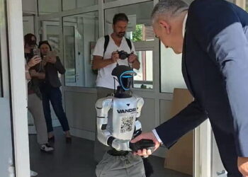 Minića u Banja Luci dočekao robot, on poručio: “Budućnost je stigla”