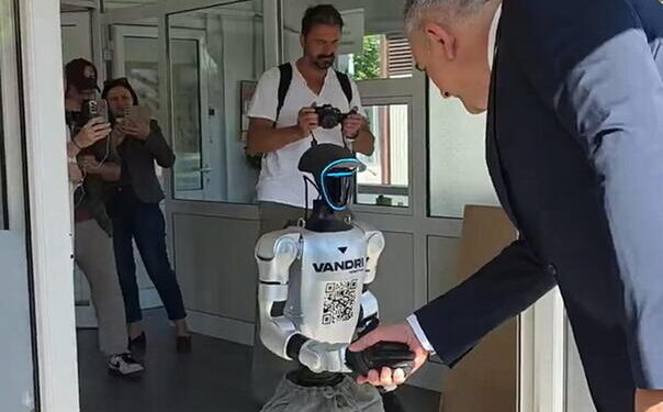 Minića u Banja Luci dočekao robot, on poručio: “Budućnost je stigla”