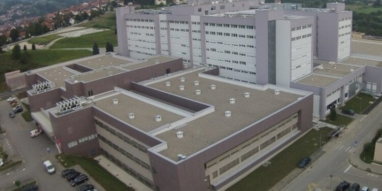 Pacijent UKC-a RS oduzeo sebi život skokom s petog sprata