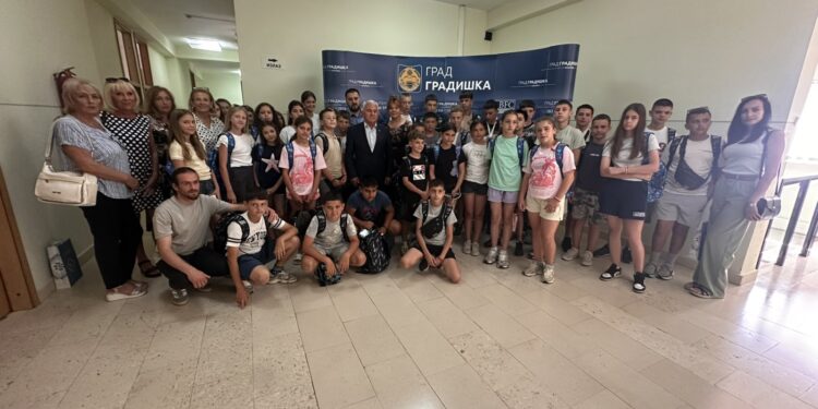 U Gradskoj upravi Gradiška organizovan prijem za djecu Kosova i Metohije