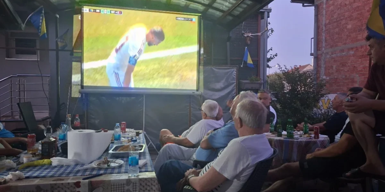 Nema utakmice koju ne prati: Najveći fan Zmajeva u Gradišci okupio prijatelje na zajedničko navijanje (FOTO)