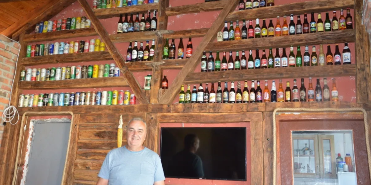 Penzioner Mirko Banjac ima nesvakidašnji hobi: U Krajčinovcima pivo sa kraja svijeta