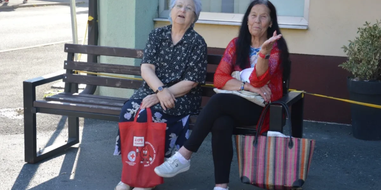 Zanimljiv susret u Gradišci: Kako su Brena i Bela pretvorile običnu klupu u centar gradskih zbivanja
