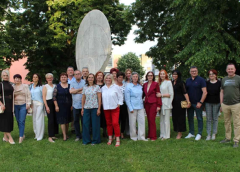 Bivši učenici Trgovačke škole iz Gradiške se okupili nakon 40 godina (FOTO)