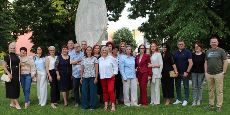 Bivši učenici Trgovačke škole iz Gradiške se okupili nakon 40 godina (FOTO)