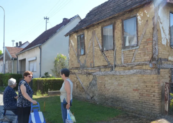 Na Senjaku u Gradišci kuća stara vijek i po stoji još na drvenim temeljima