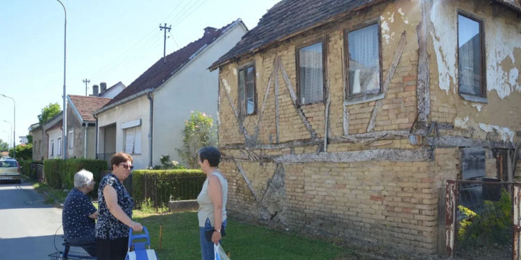 Na Senjaku u Gradišci kuća stara vijek i po stoji još na drvenim temeljima