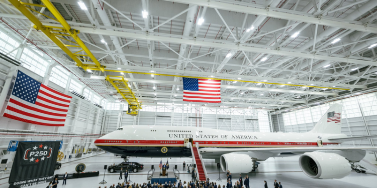 Trump predstavio avion koji mu je poklonio Katar vrijedan 400 miliona dolara