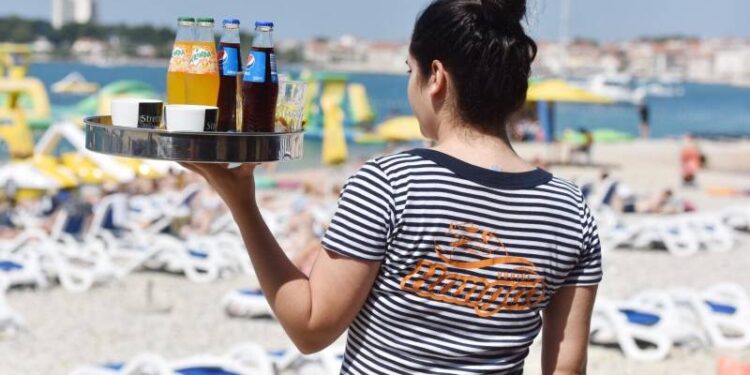 Hrvatskoj nedostaje 65.000 radnika, sezonci traže više poštovanja i novca