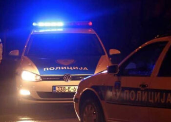 Tuča ispred kladionice: Muškarac pretukao sugrađanina, razbio vrata, pa napao policiju