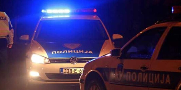 Tuča ispred kladionice: Muškarac pretukao sugrađanina, razbio vrata, pa napao policiju
