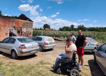 Komšije ujedinjene nakon požara: Pokrenuta akcija za Azizovu kuću