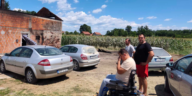 Komšije ujedinjene nakon požara: Pokrenuta akcija za Azizovu kuću