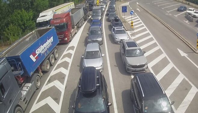 Pojačan saobraćaj i duža čekanja na više prelaza