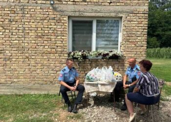 Policijski službenici PU Gradiška uručili pomoć samohranoj majci troje djece