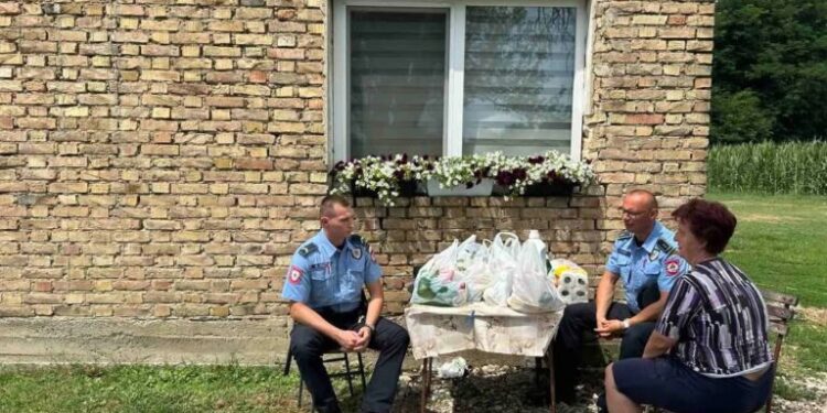 Policijski službenici PU Gradiška uručili pomoć samohranoj majci troje djece