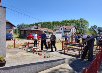 Položeni vijenci na spomenik romskim žrvama u Žeravici