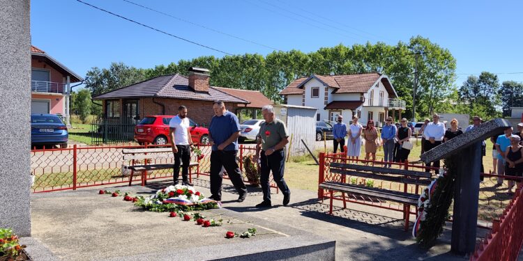 Položeni vijenci na spomenik romskim žrvama u Žeravici