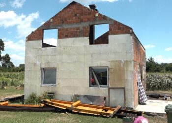 Komšije pokrenule akciju za obnovu izgorjele kuće porodice Pećaniin iz Laminaca