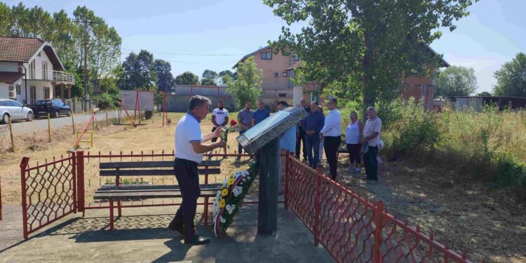 Sutra polaganje vijenaca na spomenik romskim borcima u Žeravici