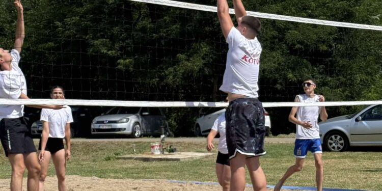 Četvrti turnir u odbojci na pijesku „Trošelji Bare“ okupio 27 ekipa